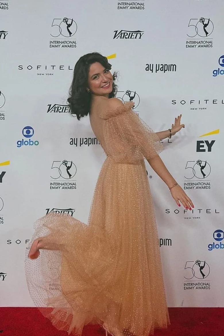 Annie Cabello en la alfombra roja de los Internacional Emmy Adwards